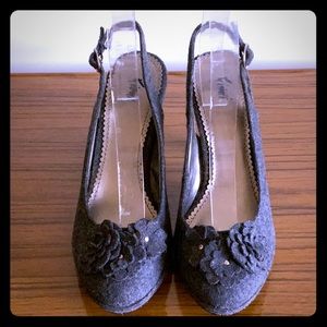 Charcoal felt pumps with rosette details